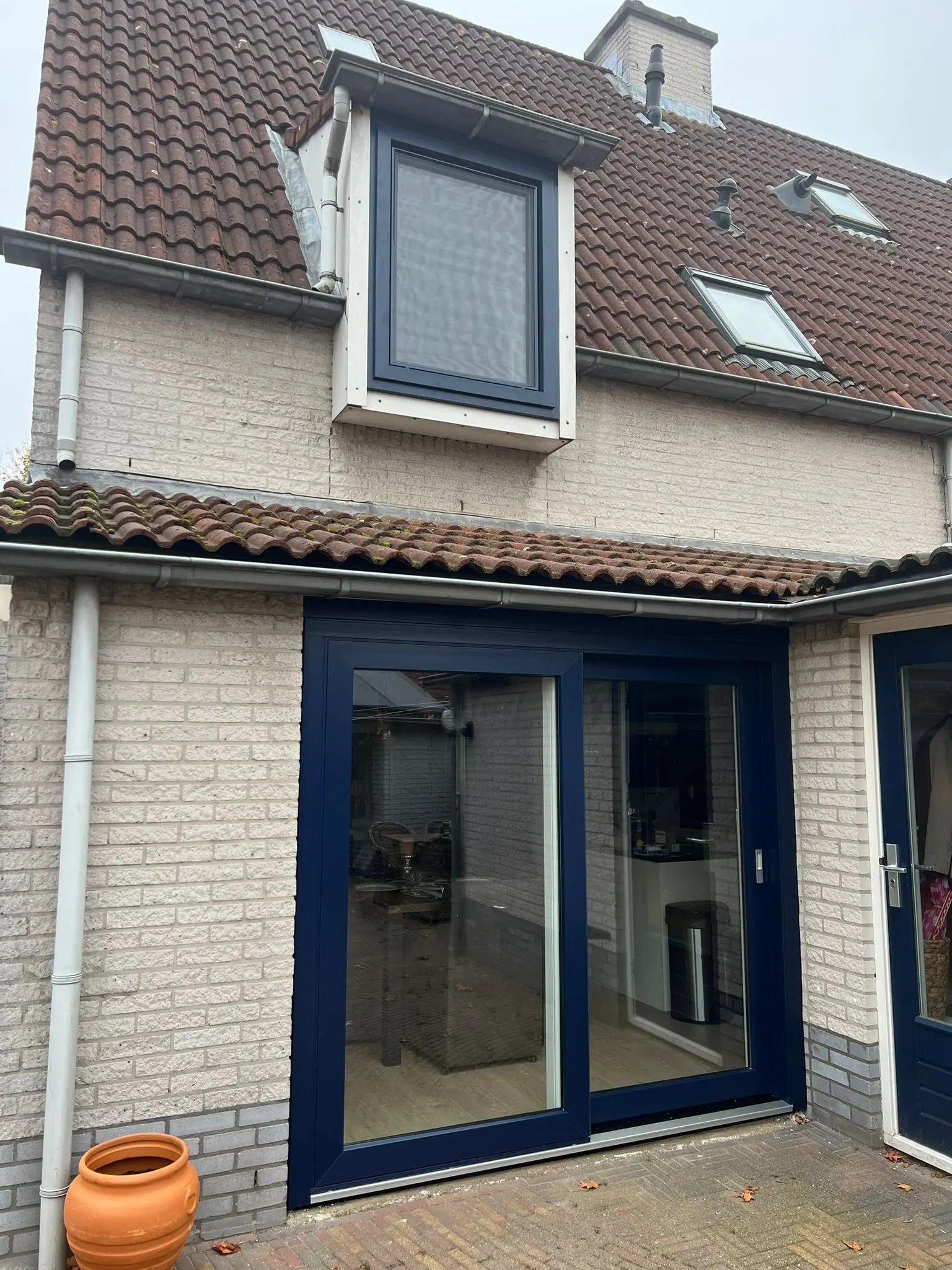Nieuwe kunststof kozijnen in een gezinswoning