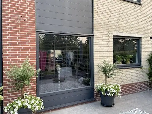 Woning met nieuwe antraciet kunststof kozijnen