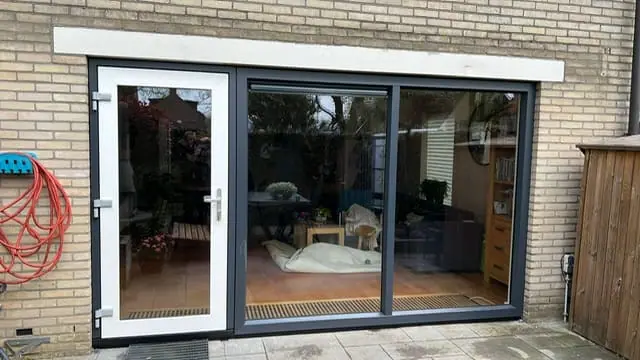 Schuifpui met deur naar de tuin