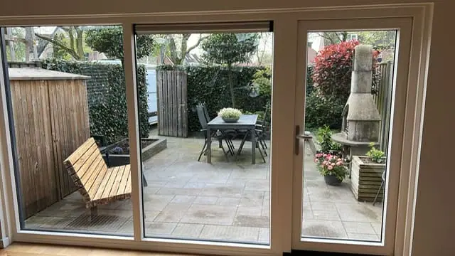 Uitzicht door de nieuwe pui
