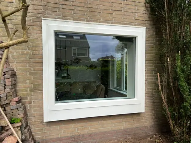 Wit kunststof raamkozijn met nette afwerking
