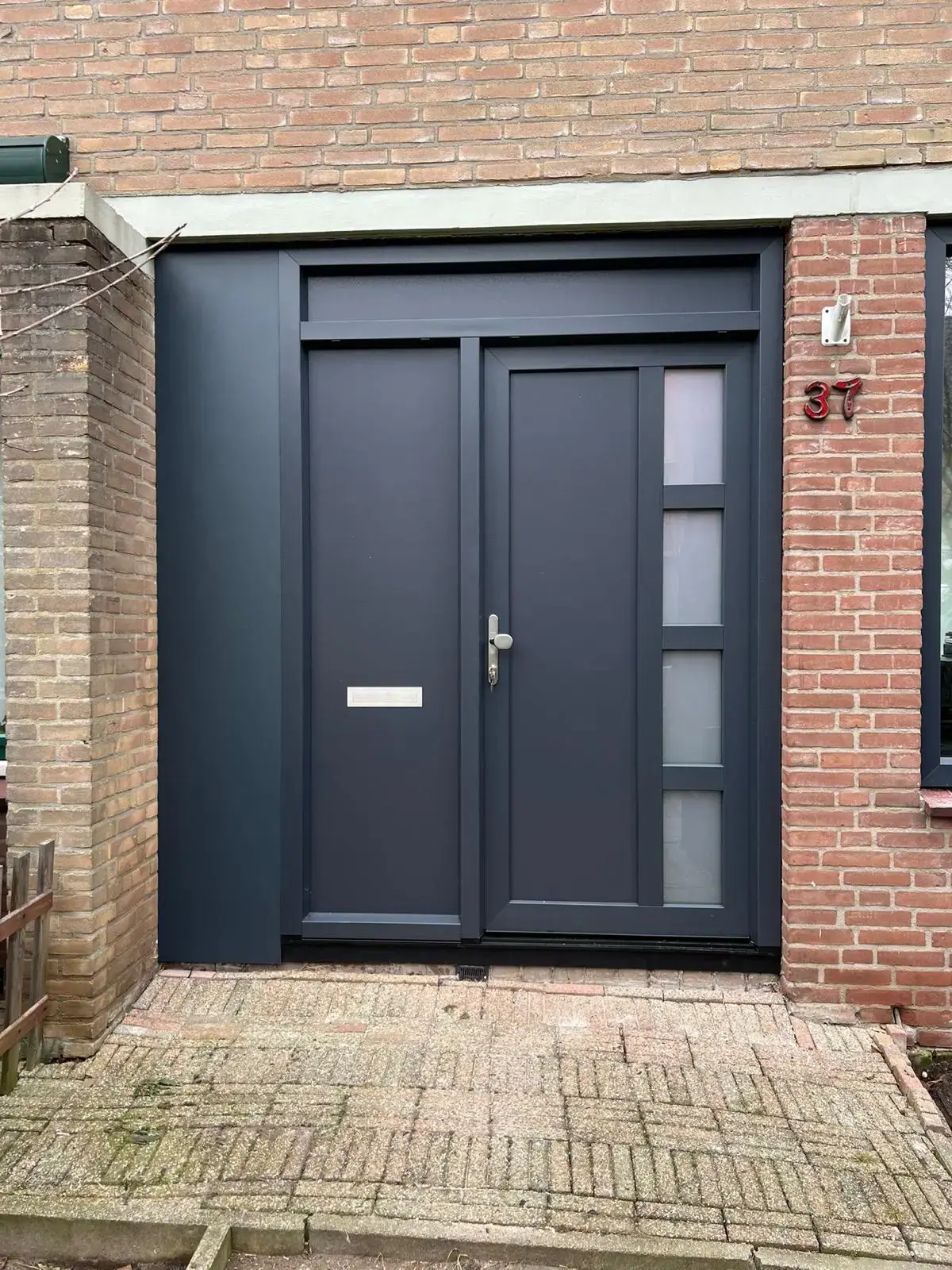 Antraciet Schüco voordeur met zijlicht